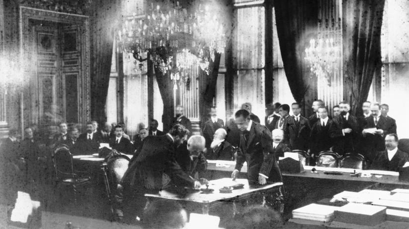 Versailler Vertrag: Historische Szene am 28. Juni 1919 im Spiegelsaal von Versailles: Die Unterzeichnung des Friedensvertrags. Wo ist das Originaldokument?