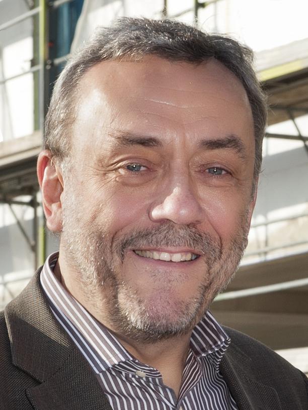 Notre Dame: Wolfram Jäger ist Bauingenieur und Professor für Tragwerksplanung an der Fakultät für Architektur der Technischen Universität Dresden. Gemeinsam mit Fritz Wenzel führte er die Tragwerksplanung für den Wiederaufbau der Dresdner Frauenkirche aus.