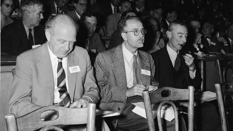 Werner Heisenberg: Der Physiker Werner Heisenberg (links), sitzt gemeinsam mit den Kollegen Christian Møller aus Dänemark und Robert Oppenheimer aus den USA (rechts) am 2. Juli 1958 in der Generalversammlung der Vereinten Nationen auf der Genfer Atomkonferenz.