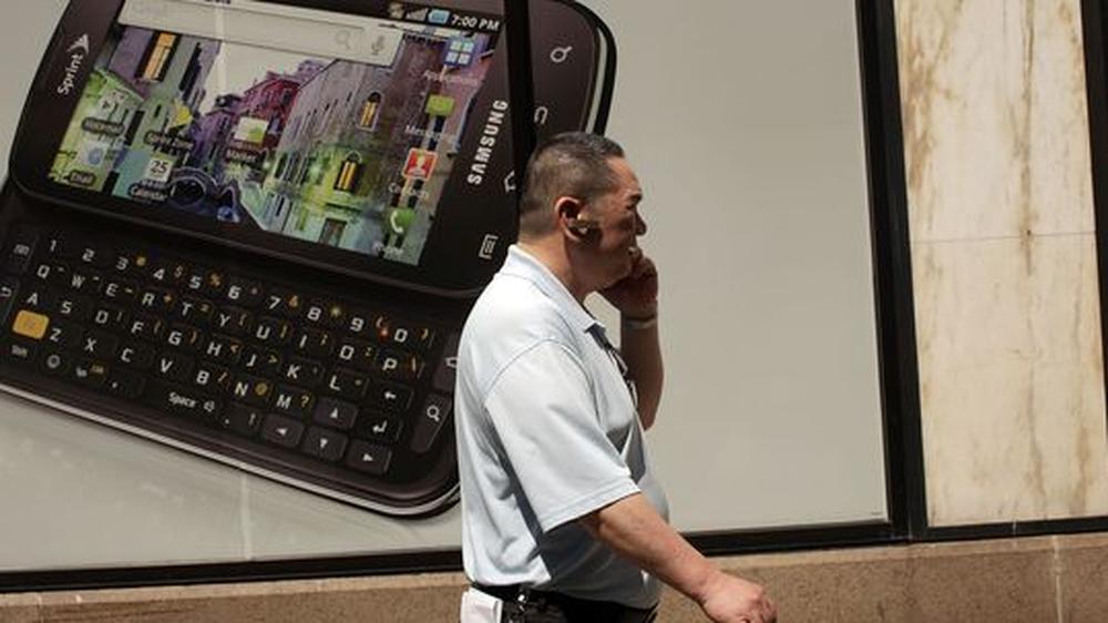 Mobilfunk: Ein Mann telefoniert mit seinem Mobiltelefon.
