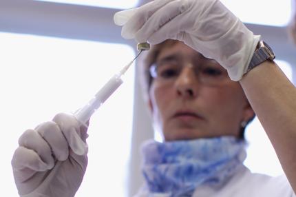 Berliner Charité im Herbst 2009: Eine Schwester bereitet eine Impfdosis Pandemrix gegen die Schweinegerippe vor.