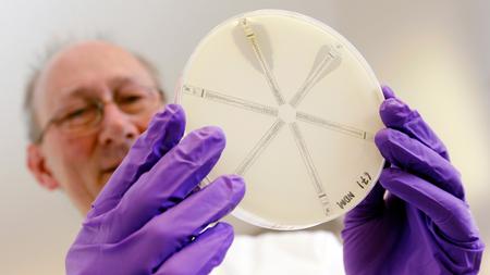 Antibiotika Das Wundermittel Wirkt Nicht Mehr Zeit Online