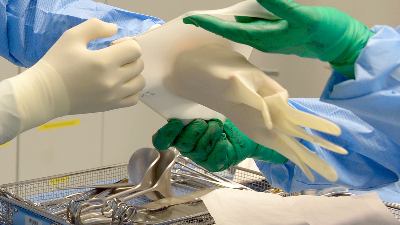 Хирургические перчатки для операции