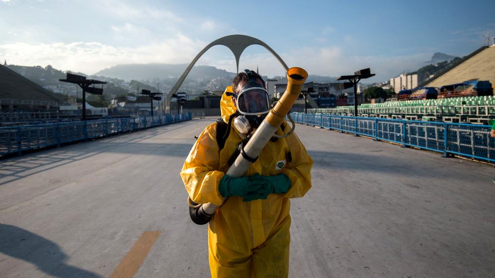 Tod den Mücken: Stadtangestellte sprühen den Sambadrom in Rio de Janeiro mit Chemikalien ein, um die Übertragung von Zika zu stoppen.