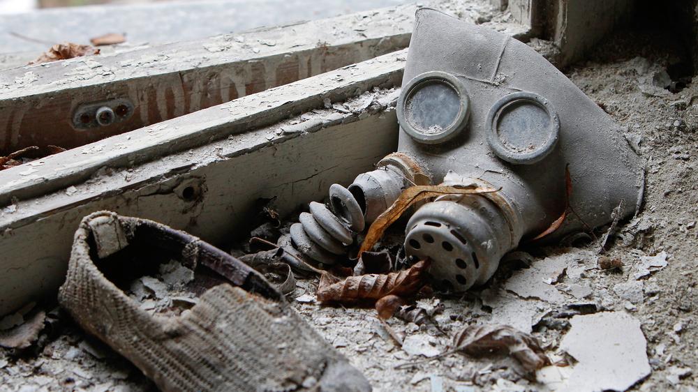 Tschernobyl-Jahrestag: Eine Gasmaske liegt im Kindergarten von Pripjat nahe Tschernobyl – das Bild wurde 2011 aufgenommen.