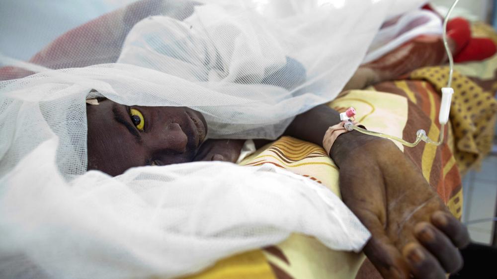 WHO: Dieser Mann in Darfur ist an Gelbfieber erkrankt – eine der vielen Erkrankungen, gegen die die WHO weltweit vorgeht. Um es sinnvoll zu bekämpfen, reichen Impfstoffe allein nicht: Eine wirksamer Mückenschutz für alle und Zugang zu Ärzten – an all dem mangelt es in vielen Ländern.