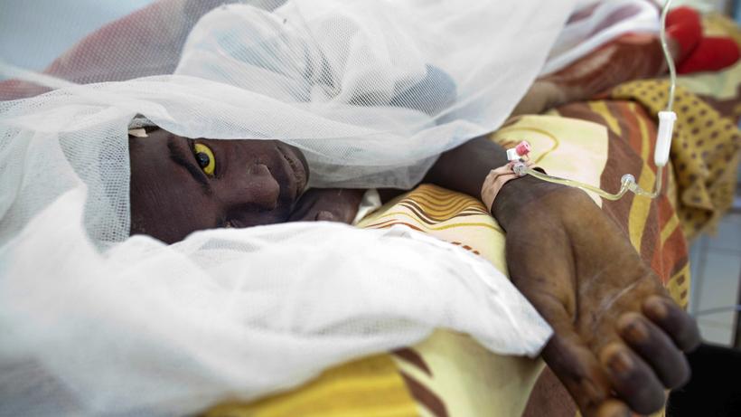 WHO: Dieser Mann in Darfur ist an Gelbfieber erkrankt – eine der vielen Erkrankungen, gegen die die WHO weltweit vorgeht. Um es sinnvoll zu bekämpfen, reichen Impfstoffe allein nicht: Eine wirksamer Mückenschutz für alle und Zugang zu Ärzten – an all dem mangelt es in vielen Ländern.