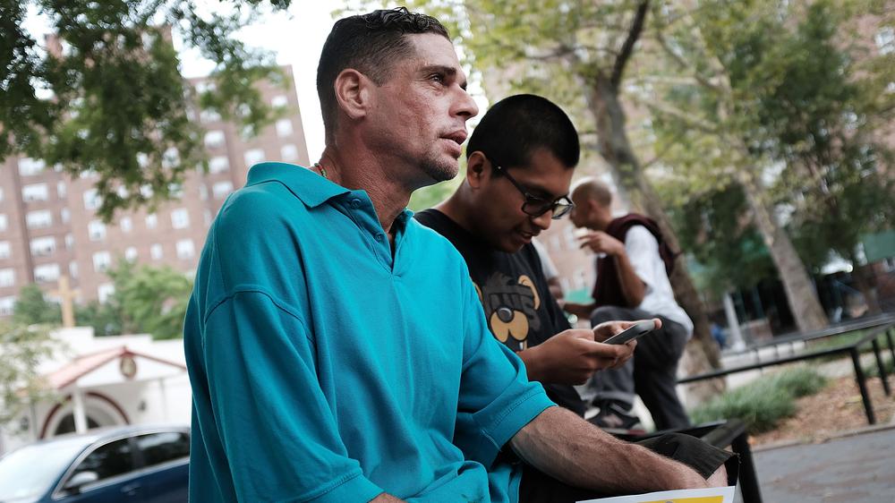 Opioid-Krise: Ein Heroinsüchtiger unterhält sich mit einen Studenten des John Jay College of Criminal Justice. In der Bronx, New York, interviewen die Studenten Abhängige.