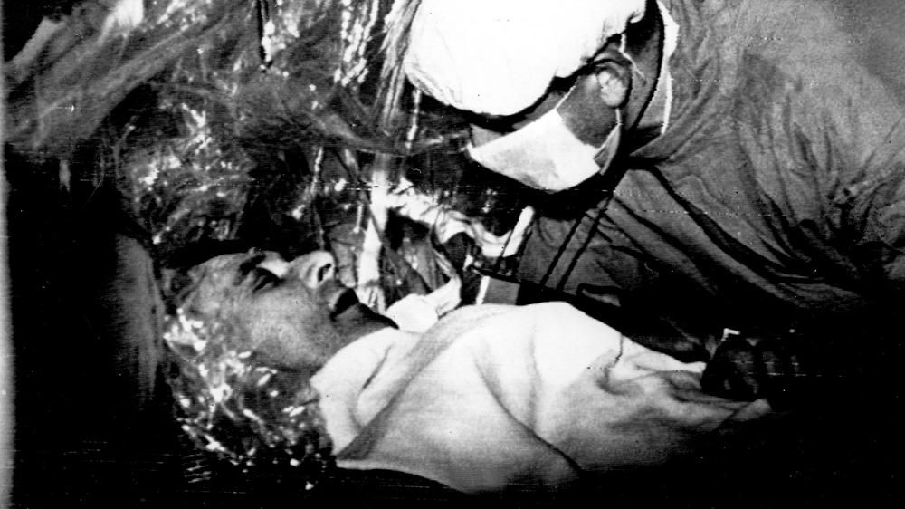 50 Jahre Herztransplantation: Herzchirurg Christiaan Barnard untersucht seinen Patienten Louis Washkansky, der als erster Mensch eine Herztransplantation überlebt hat.