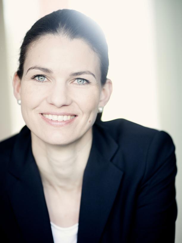 Kita-Impfpflicht: Cornelia Betsch ist studierte Psychologin und forscht unter anderem zu Risikowahrnehmung und -kommunikation am Beispiel der Impfentscheidung. Seit 2017 hat sie die Heisenberg-Professur für Gesundheitskommunikation an der Universität Erfurt inne. 