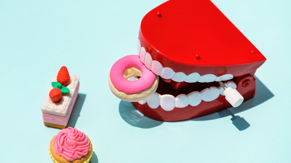 Zahnmedizin: Donuts, Kuchen oder Schokoriegel: Alles Zuckerbomben, die sich auch auf unsere Zähne auswirken. Was passiert, wenn wir ihre Pflege vernachlässigen?