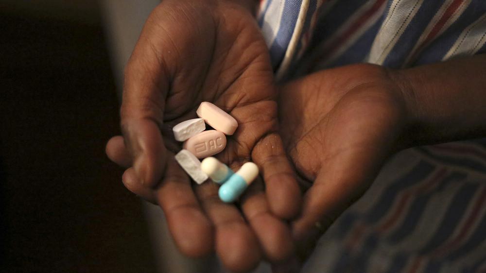 Südafrika: Ein neunjähriger Südafrikaner zeigt im November 2014 seine Medikamente gegen das HI-Virus.