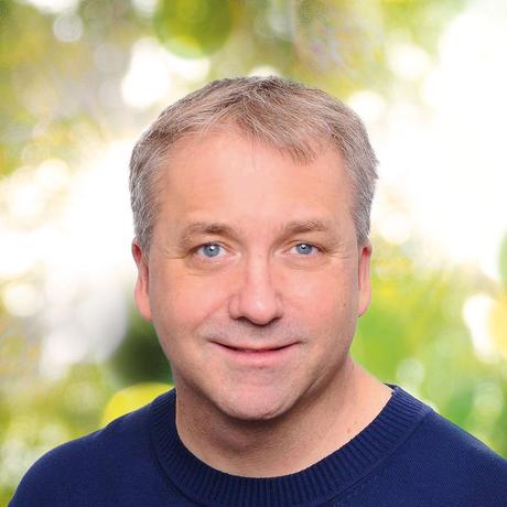 Drugchecking: Tibor Harrach setzt sich als Pharmazeut für ein offizielles Drugchecking-Angebot ein. Mit dem Partyprojekt Eve & Rave startete er bereits in den 1990er Jahren einen ersten Anlauf – unterstützt dem gerichtsmedizinischen Institut der Charité. Als die Polizei die Labore durchsuchte, nahm die Idee ein jähes Ende. Nun fördert der Berliner Senat ein neues Projekt, das Harrach als pharmazeutischer Koordinator unterstützt. Außerdem war er zehn Jahre lang Sprecher der Landearbeitsgemeinschaft Drogenpolitik von Bündnis 90/Die Grünen Berlin.