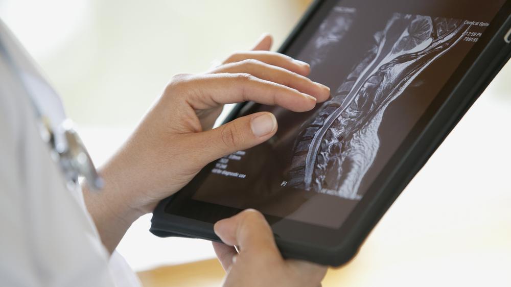 Digitale-Versorgung-Gesetz: Schon heute bewerten Radiologen Röntgenbilder und Aufnahmen von Computer- und Magnetresonanztomografen aus Kliniken, die sie nie besucht haben.