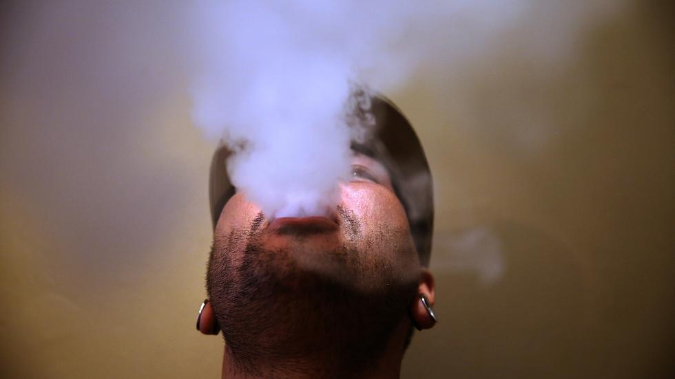 Dampfen statt rauchen - nur vermeintlich weniger schädlich: Lungenmediziner  warnt: Die E-Zigarette gehört nicht unter den Christbaum! - FOCUS online