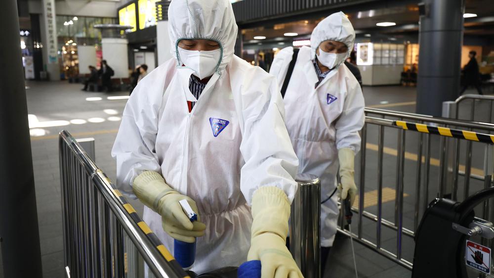 Coronavirus: Vorsichtsmaßnahmen auch in Südkorea: Ein Bahnhof in der Hauptstadt Seoul wird gründlich desinfiziert.
