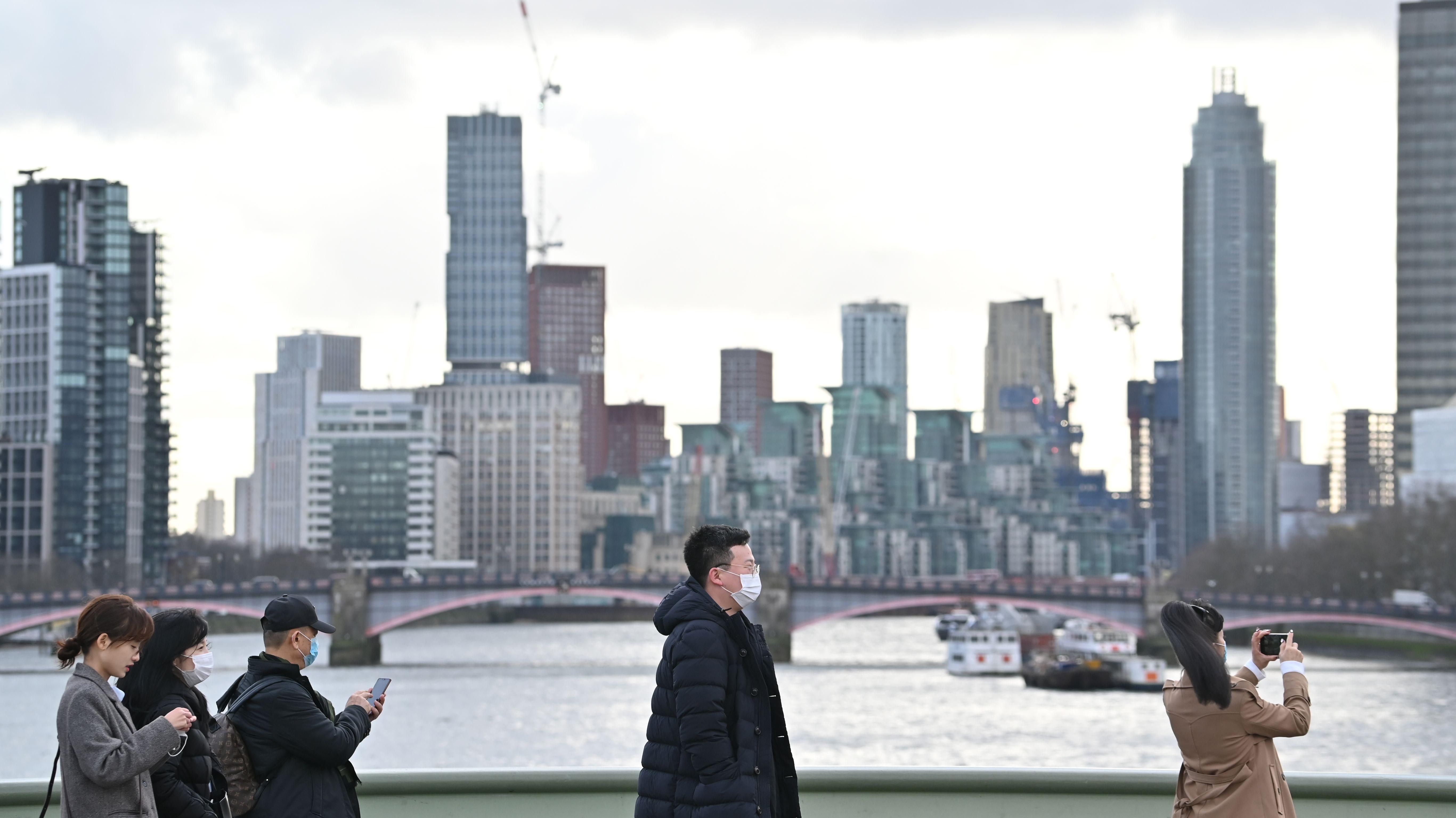 Auch in London tragen immer mehr Menschen eine Atemschutzmaske: Großbritannien rät seinen Staatsangehörigen mittlerweile zur Ausreise aus Festland-China.