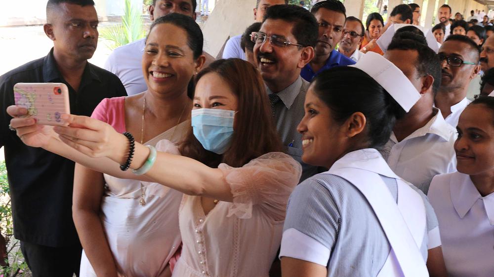 Jeder genesene Patient ist ein Grund zur Freude. Hier feiert eine Chinesin ihre Entlassung aus einer Klinik auf Sri Lanka, nachdem sie sich beim Reisen mit dem neuen Coronavirus angesteckt hatte. 