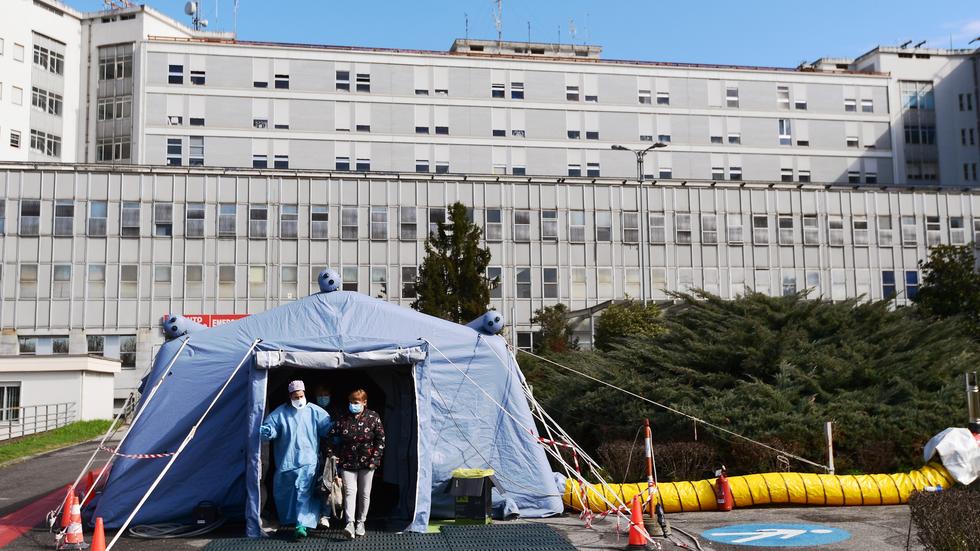 Lombardei: Eine Frau verlässt vor dem Krankenhaus von Cremona in der Lombardei ein sogenanntes Pre-Triage-Zelt, in dem Patienten mit Corona-Verdacht untersucht werden. So hofft man, die Krankenhäuser frei vom Virus zu halten. 