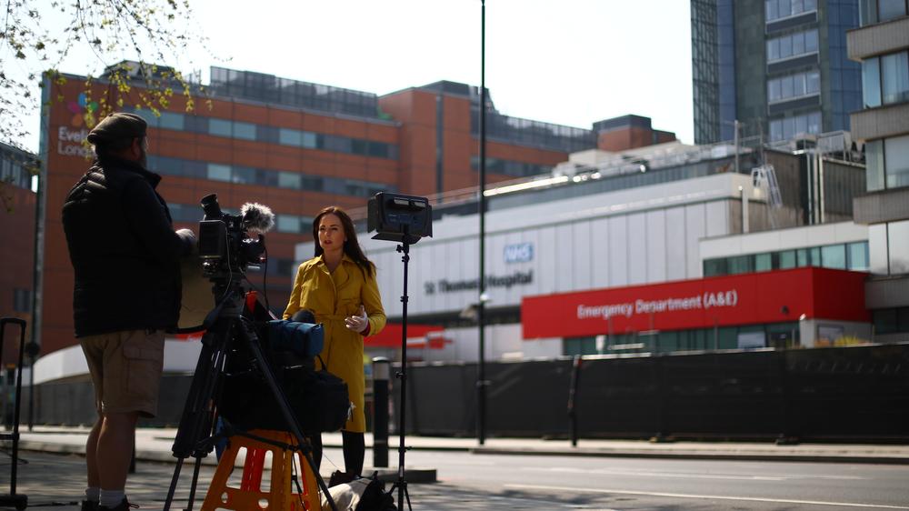 Corona-Infektion: Reporter vor dem St. Thomas-Krankenhaus in London, wo Boris Johnson in Behandlung ist