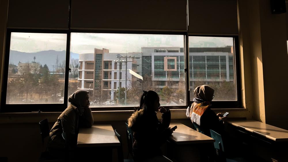 Corona in der Schule: Um mögliche Viruspartikel aus der Luft zu entfernen, müssen Schulklassen zurzeit ständig lüften.