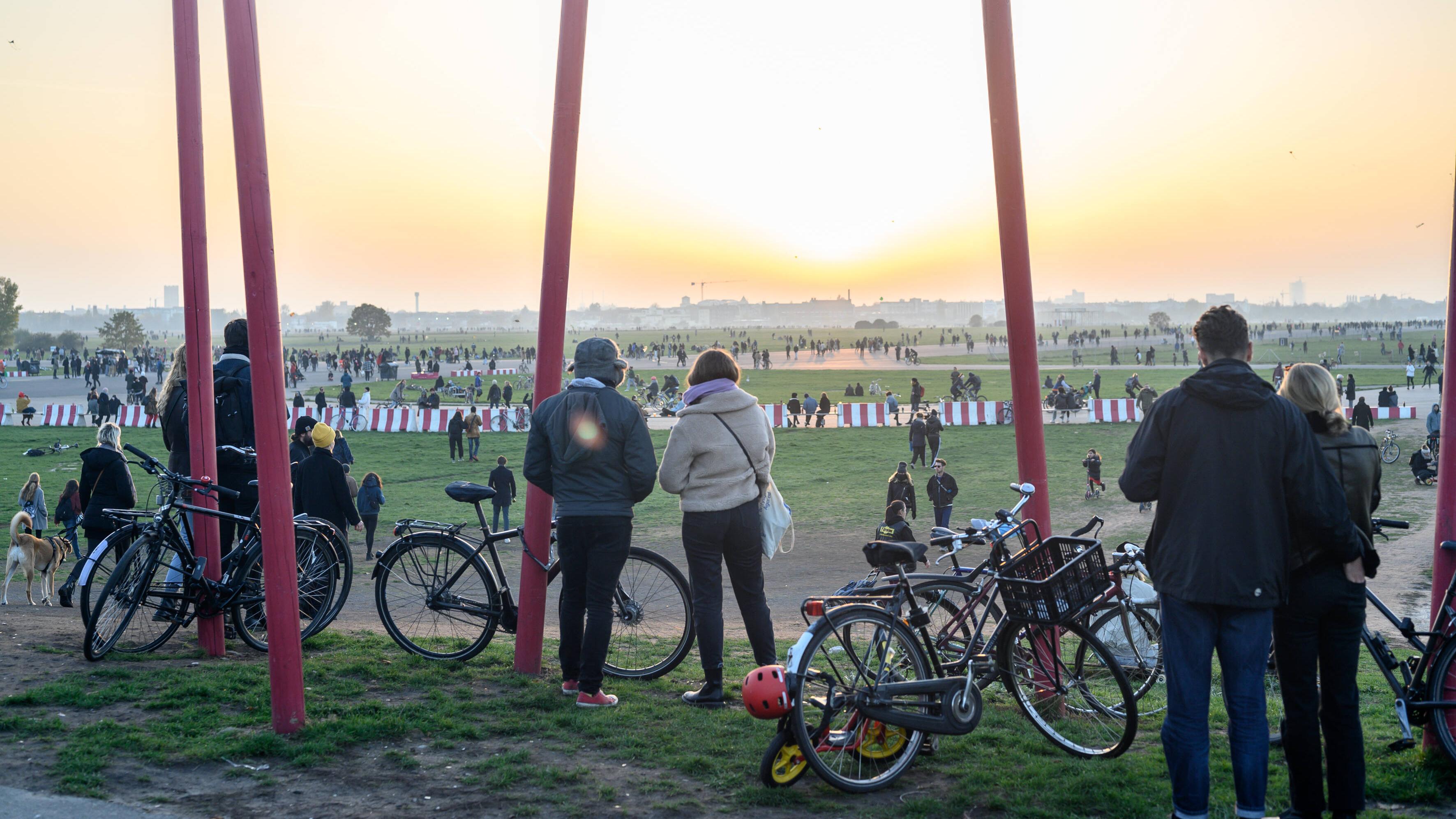 Menschen auf dem Tempelhofer Feld in Berlin