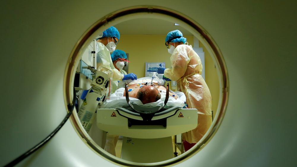 Coronavirus: Krankenhauspersonal kümmert sich im Gemeinschaftskrankenhaus Havelhöhe in Berlin um einen Covid-19-Patienten auf der Intensivstation.