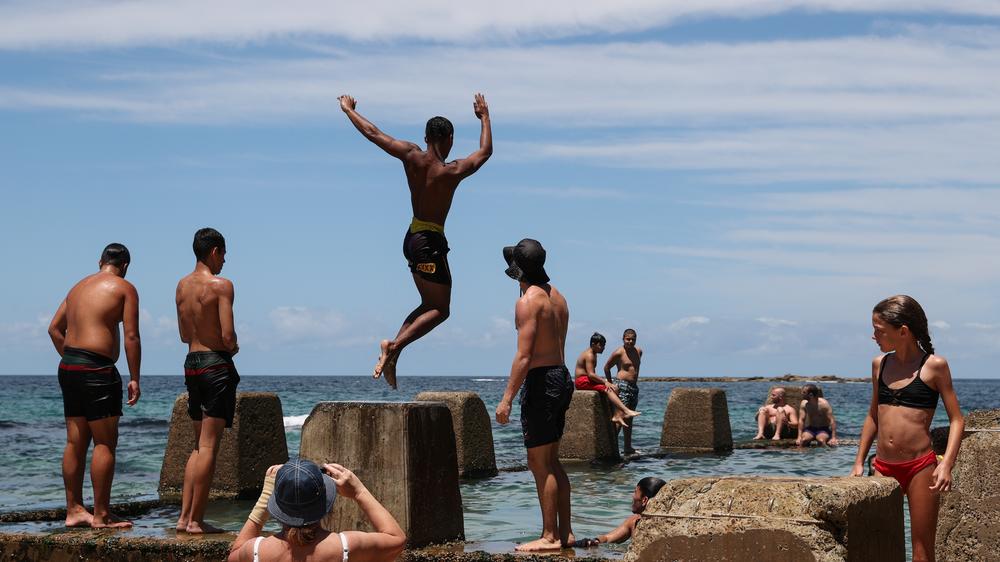 No-Covid-Strategie: Mitte Januar im australischen Sydney: Maßnahmen wie in Australien könnten auch in Deutschland einen Weg aus der Pandemie weisen – und Freiheiten wieder zurückholen.