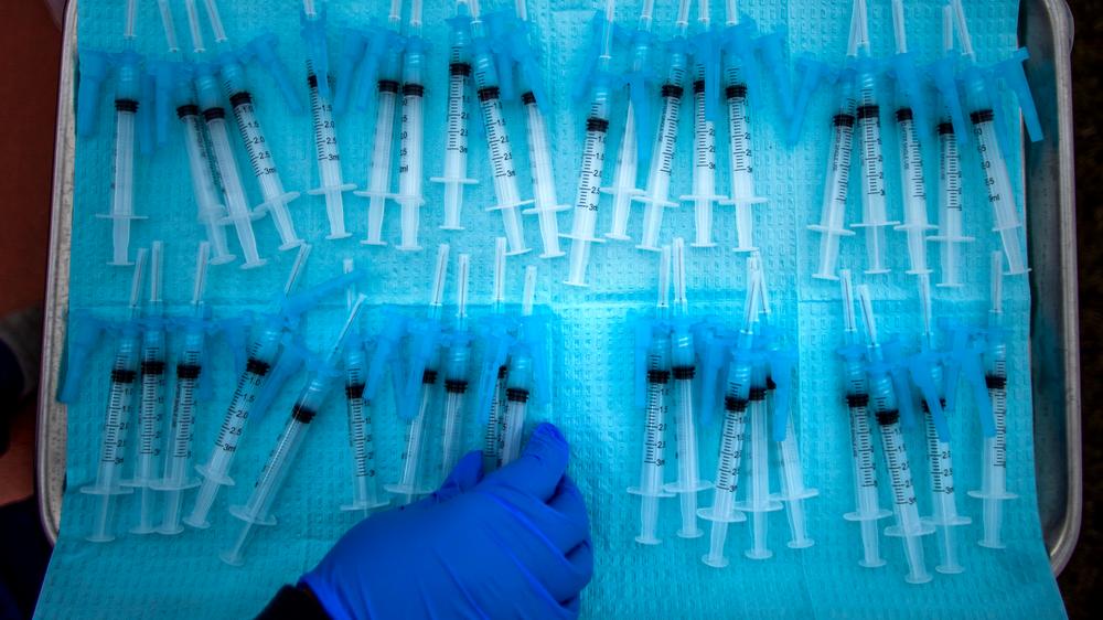 Corona-Impfung: Spritzen mit dem Moderna-Impfstoff