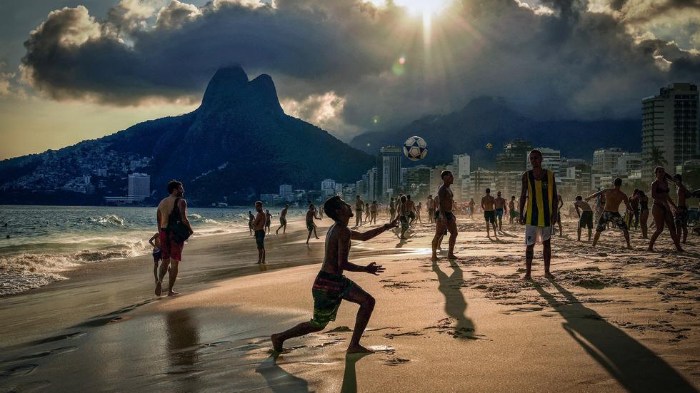 Corona-Mutante P1: Der Strand von Ipanema in Rio, Mitte März 2021. Kurz danach wurden Brasiliens Strände wegen der starken Ausbreitung des Coronavirus an viele Orten abgesperrt. Die Mutation P1 hat die Ausbreitung dort beschleunigt. 