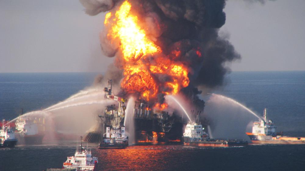 Deepwater Horizon: Löschboote bekämpfen am 21. April 2010 das Feuer auf der brennenden Ölbohrplattform "Deepwater Horizon".