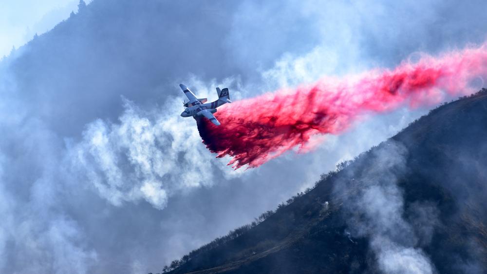 Waldbrände in Kalifornien: Verzweifelt gegen die Flammen. Seit Tagen versuchen Einsatzkräfte die Brandherde in Kalifornien unter Kontrolle zu bekommen.