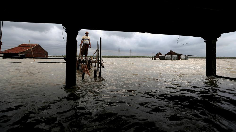 Weltbank: Anfang Januar zerstörte eine Flut in Demak, Indonesien, zahlreiche Häuser.