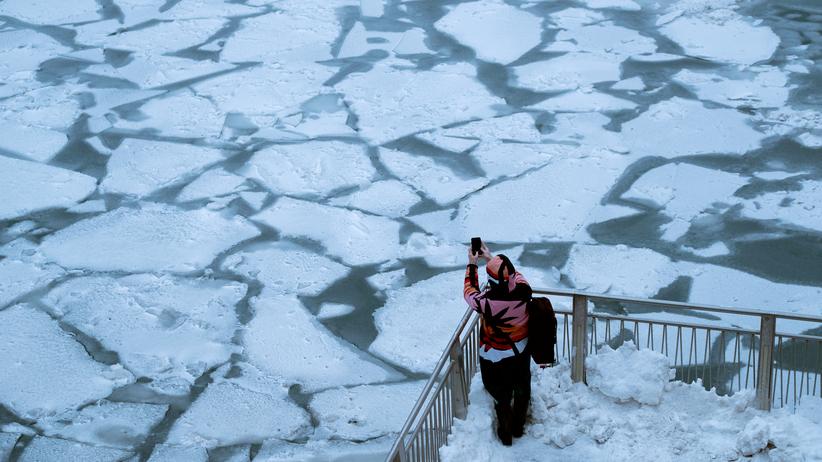 Temperatursprünge: Eisschollen auf dem Chicago River