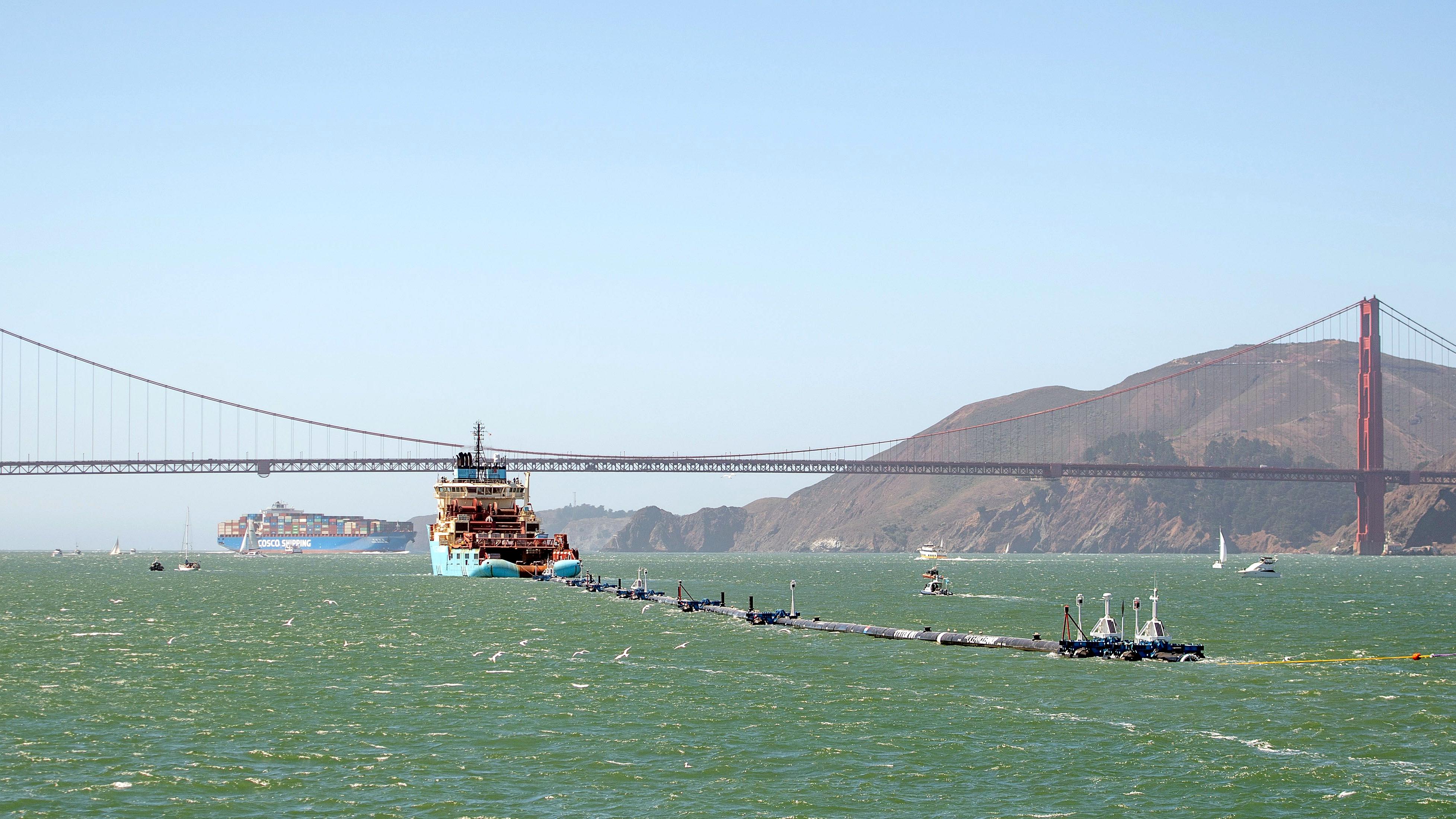 The Ocean Cleanup: Die Anlage startete ihre Arbeit am 17. Oktober 2018, ihr Einsatzgebiet ist das sogenannte Great Pacific Garbage Patch. Schätzungen zufolge sammeln sich in dem Strudel 1,8 Billionen Plastikteile.
