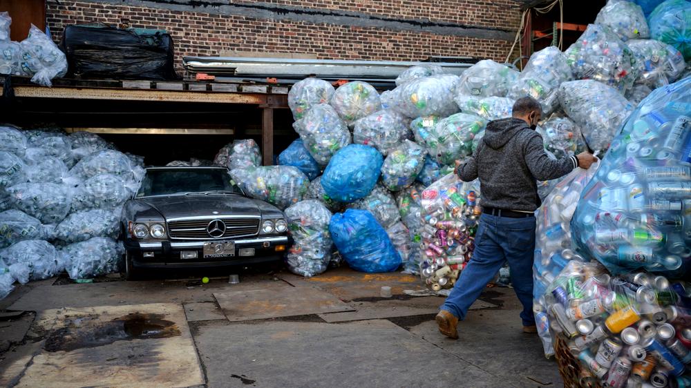 Umweltverschmutzung: Ein Arbeiter bringt Dosen- und Plastikmüll an einen Sammelpunkt in Brooklyn in New York. 