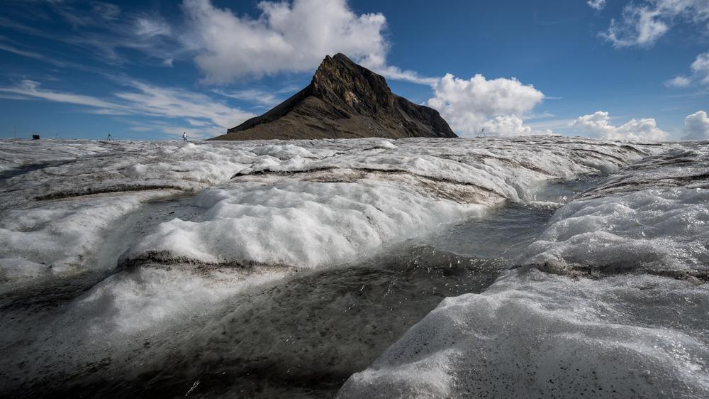 Klimawandel: Schmelzwasser fließt vom Tsanfleurongletscher in den Berner Alpen in der Schweiz, August 2022