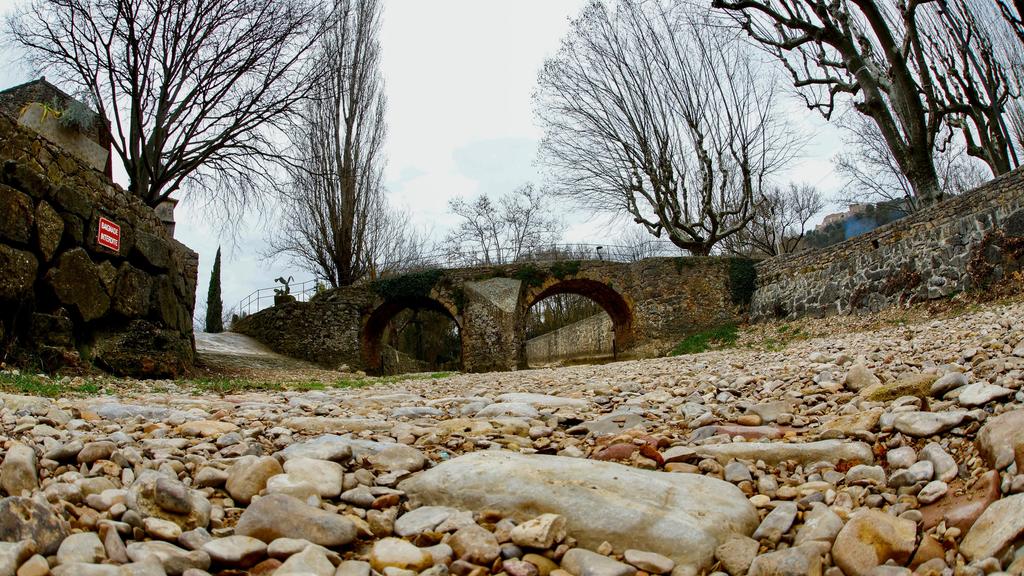 Winterdürre in Frankreich: Das trockene Flussbett der Issole im Februar im südfranzösischen Flassans-sur-Issole. Auf einem Schild am Ufer heißt es "baignade interdit", baden verboten.