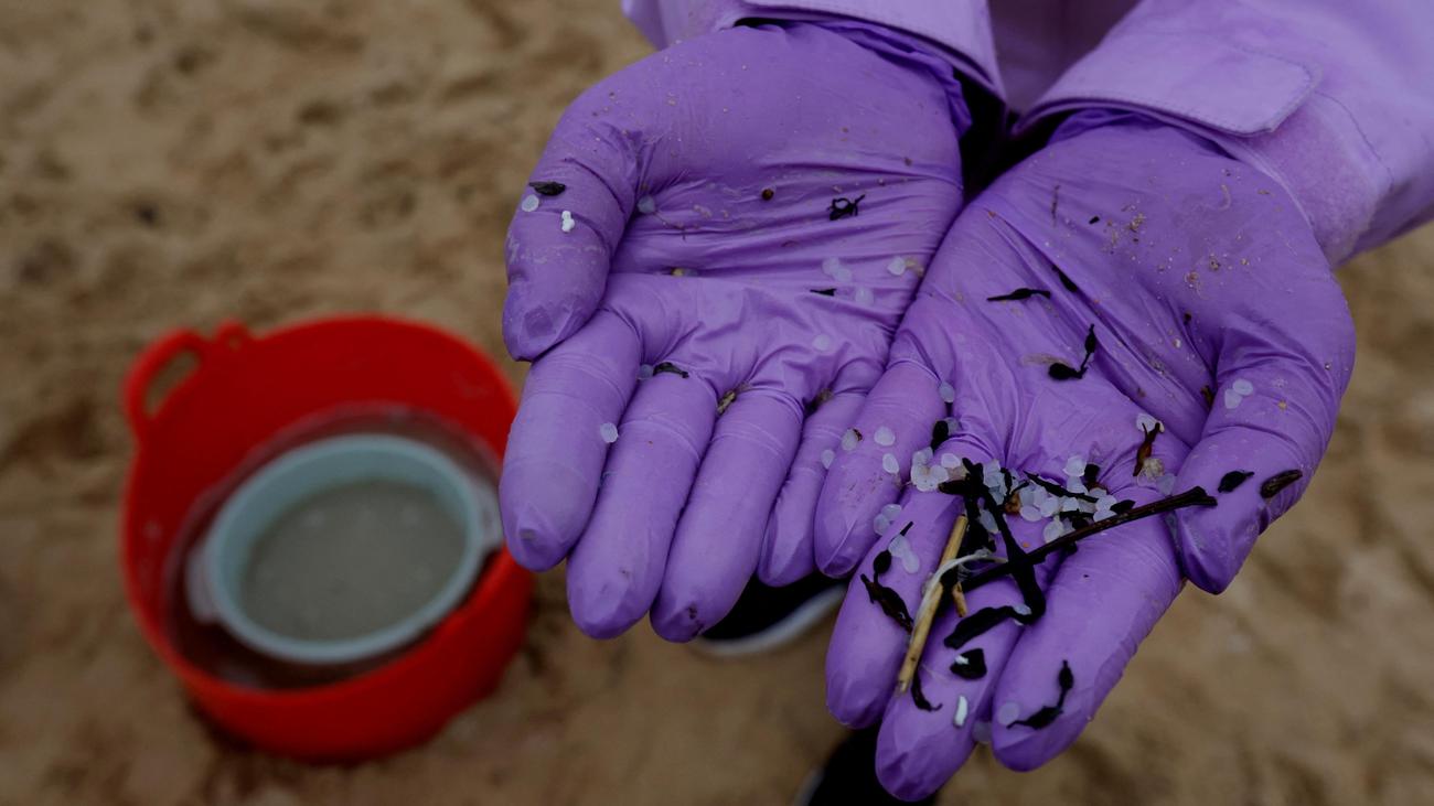 Spanien: Spanien erklärt den Umweltnotstand wegen der Anwesenheit von Plastikperlen am Strand