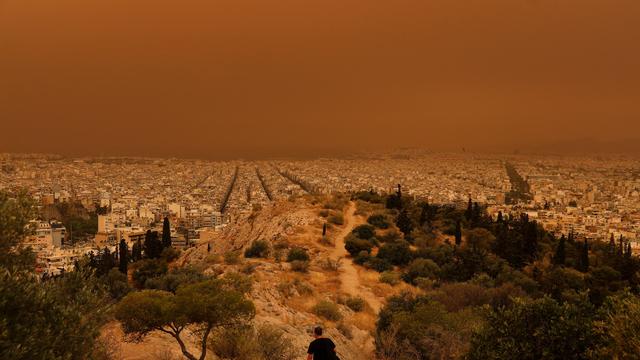 Saharastaub: Rote Wolken über Athen sorgen örtlich für vollere Notaufnahmen
