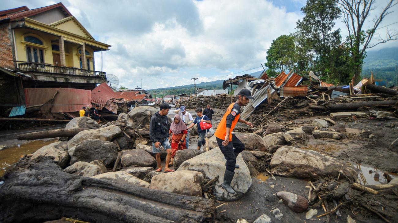 Pulau Sumatera: Lebih dari 40 orang tewas setelah badai melanda Indonesia
