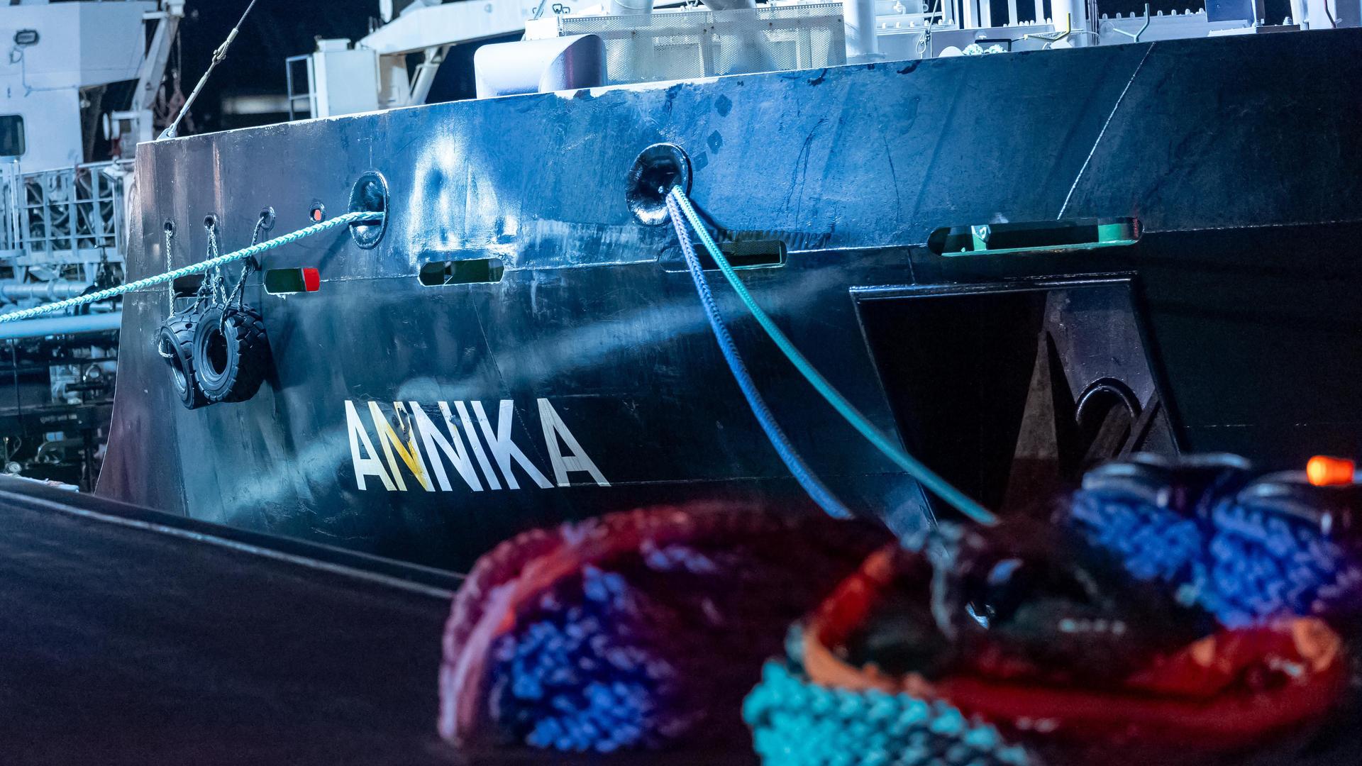 Öltanker "Annika": Taucher untersuchen havariertes Schiff im Rostocker Hafen