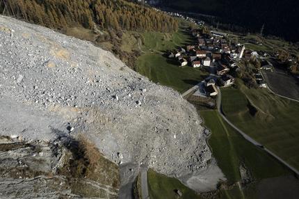 Brienz: Blick auf das Dorf Brienz in Brienz-Brinzauls. Am 15. Juni 2023 erreichte ein Schuttstrom beinahe das damals evakuierte Dorf. Nun drohen weitere 1,2 Millionen Kubikmeter Felsschutt abzugleiten. Das Dorf muss sich auf eine erneute vorsorgliche Evakuierung vorbereiten. +++ dpa-Bildfunk +++ 09/11/2024