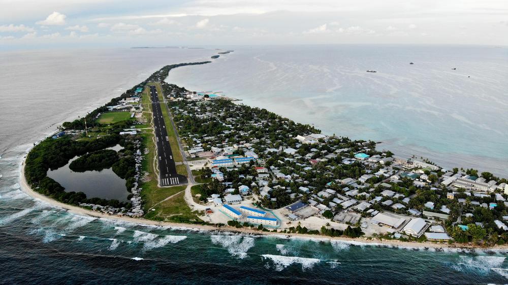  Im Südpazifik steigt der Meeresspiegel im Zuge der globalen Erderwärmung besonders schnell. Tuvalu wird in den nächsten Jahrzehnten weitgehend überschwemmt werden.