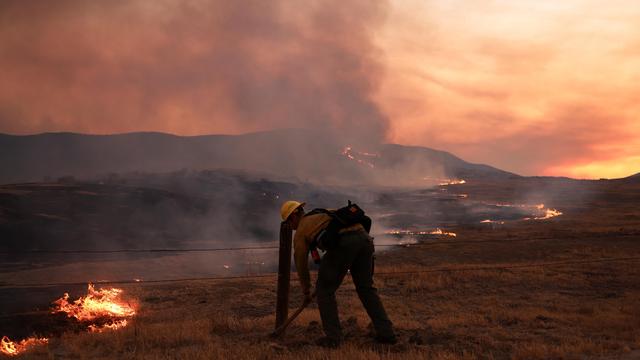 Waldbrände: Sommerwinde fachen größtes Feuer des Jahres in Kalifornien an
