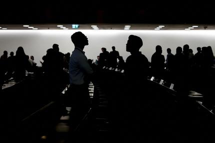 Plastikmüll: Dieses Foto zeigt die Silhouetten der Delegierten, die sich vor Beginn der Verhandlungen über ein Plastikabkommen am 5. August 2025 in der Versammlungshalle der Vereinten Nationen in Genf versammelt haben.