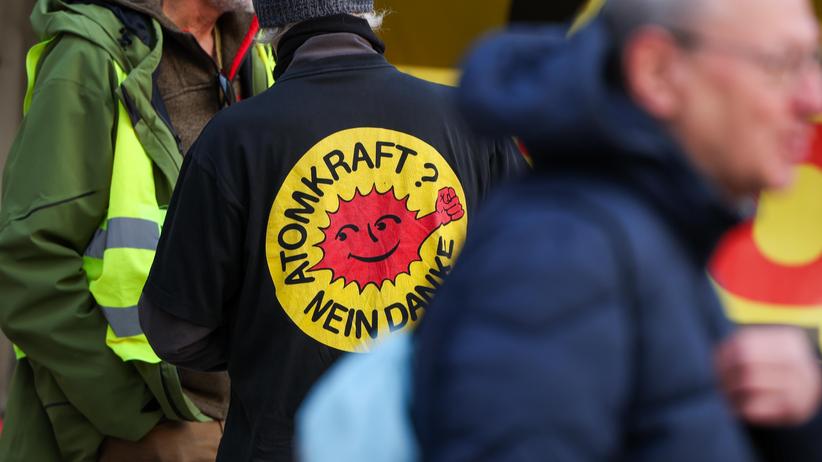 Radioaktiver Atommüll: Menschen demonstrieren im Rahmen eines Bürgerdialogs zu den bevorstehenden Atommülltransporten von Jülich nach Ahaus.