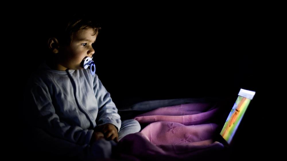 Bildschirmzeit von Kindern: Egal, wie sehr sie sich vorgenommen hatten, die ersten Jahre auf das Smartphone zu verzichten: Am Ende scheitern die meisten Eltern doch daran.