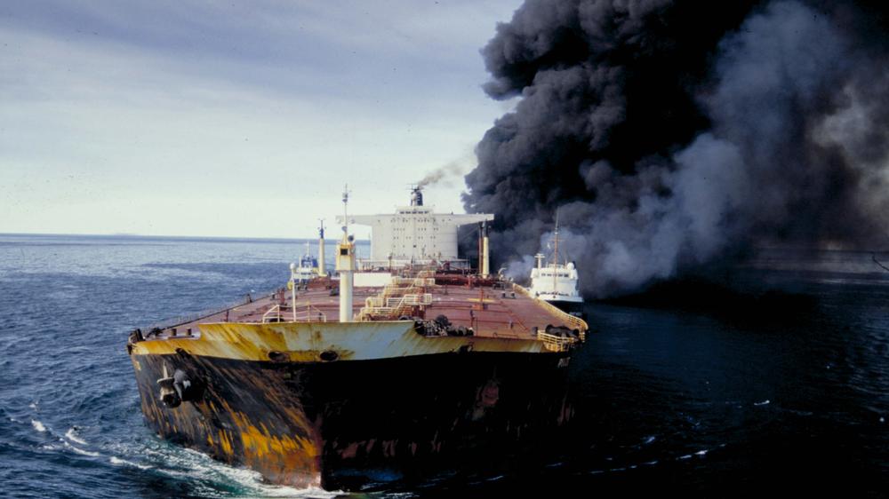  Im Dezember 1987 wurde der unter zyprischer Flagge verkehrende Tanker »Pivot« im südlichen Persischen Golf durch iranischen Beschuss getroffen.