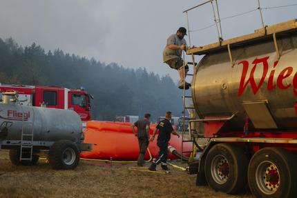 Waldbrand im Hürtgenwald: Rauch und Feuer bei Großhau im Hürtgenwald am 14. August 2026. Der Waldbrand breitet sich in der Region weiter aus und führt zu Evakuierungen und umfangreichen Löscharbeiten.